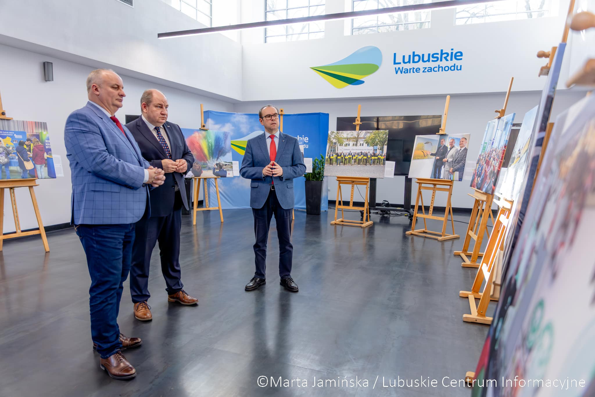 Wicemarszałek Hubert Harasimowicz wraz z dyrektorem Wydziału Polityki Regionalnej IHK Ostbrandenburg Robert Radzimanowski podczas inauguracji wystawy z Gorzowie  25 lat współpracy na jednej wystawie