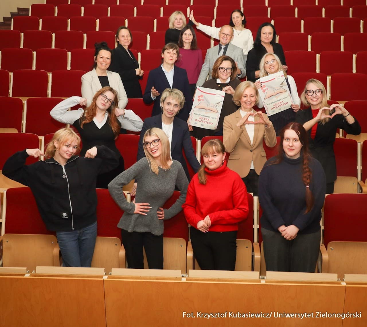 grupa ludzi  Potyczki z polszczyzną 2026 Językowa gra zielonogórskich polonistów łączy tysiące uczestników na całym świecie