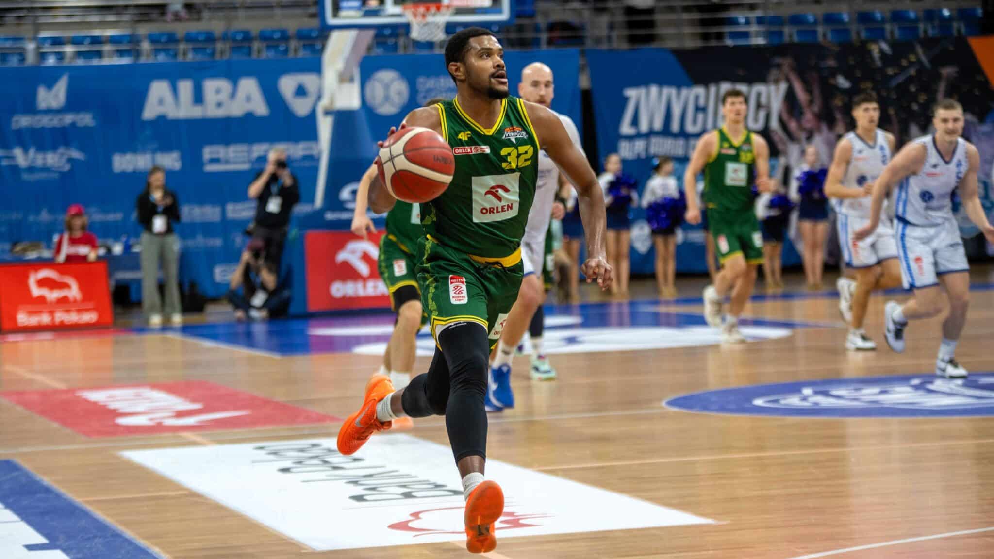 Mężczyzna z piłką do koszykówki  Zastal pokonany Gwizdkom już dziękujemy