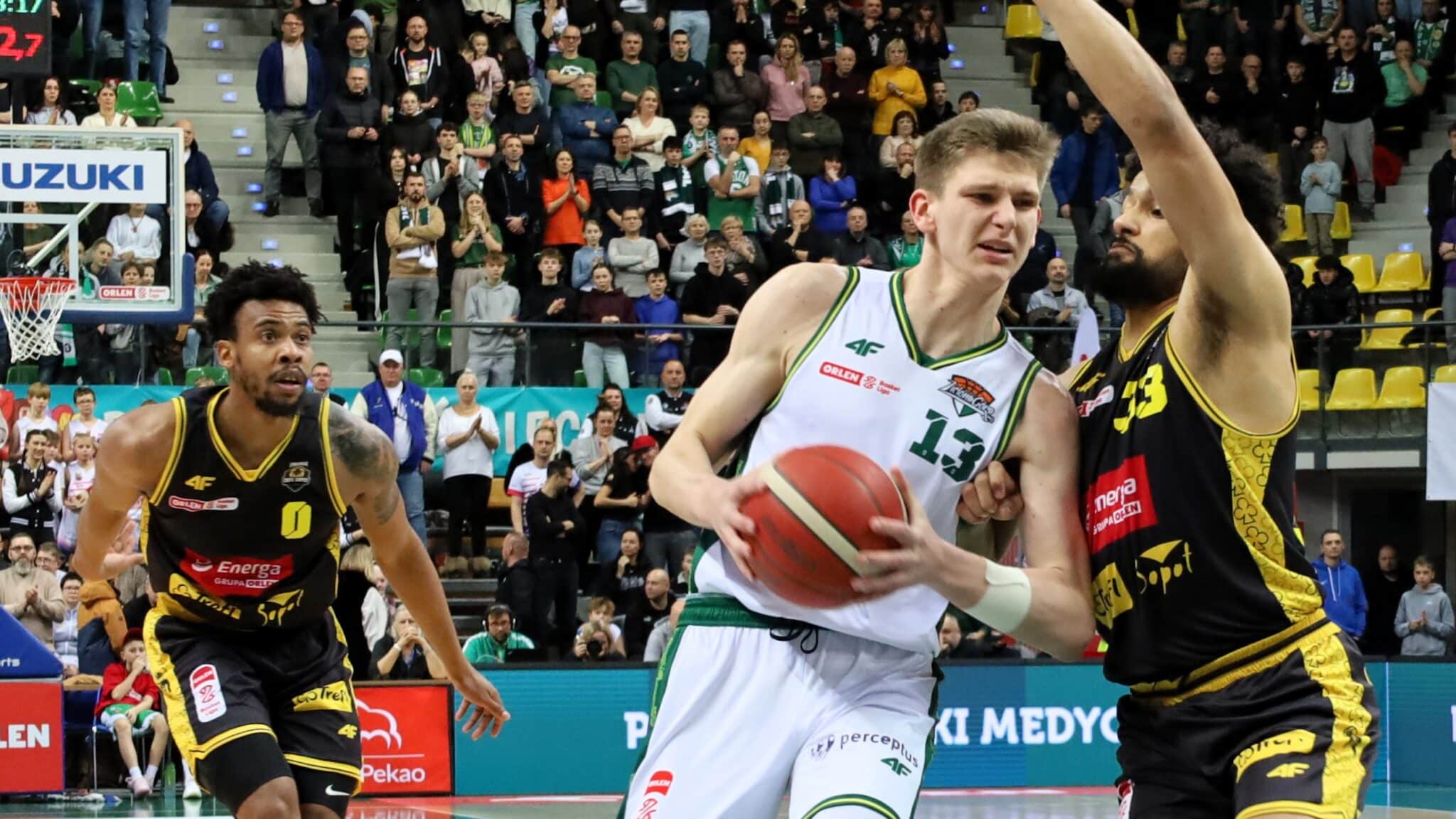 Mężczyźni grają w koszykówkę  Zastal wygrał trzeci mecz z rzędu Szumert show