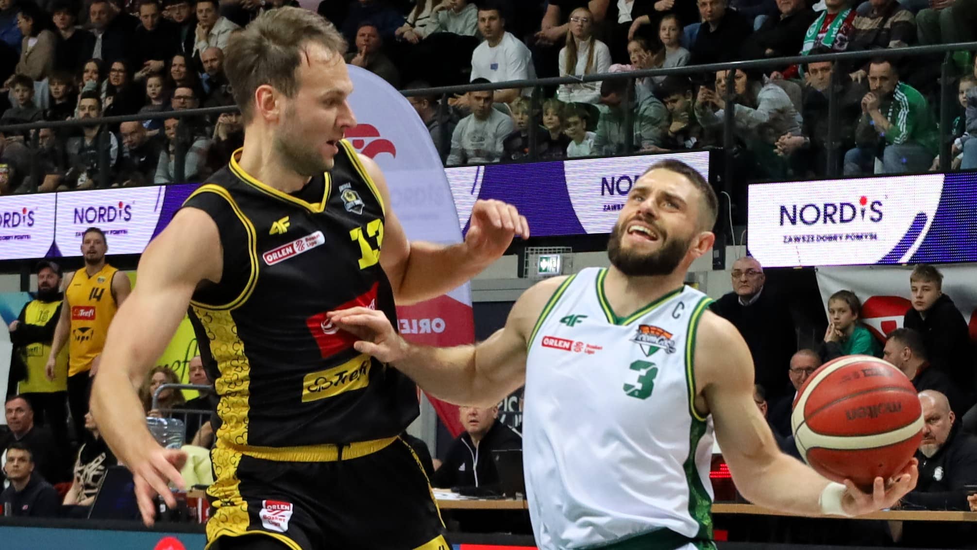 Mężczyzna z piłką do koszykówki  Zastal z Arką bez Mazurczaka