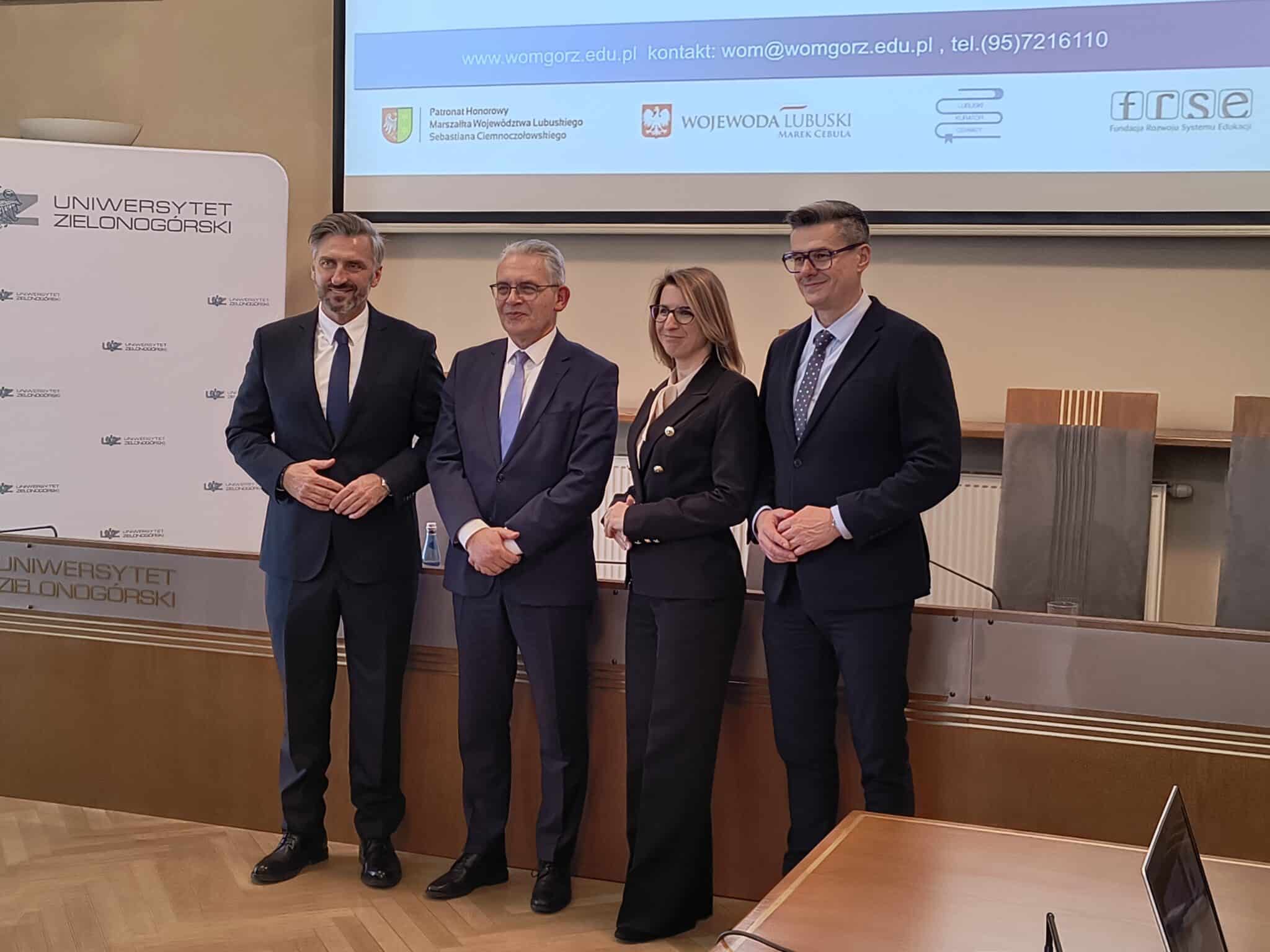 Na zdjęciu organizatorzy konkursu pozują do wspólnego zdjęcia  II Lubuski Konkurs Wiedzy o Unii Europejskiej Trwają zapisy