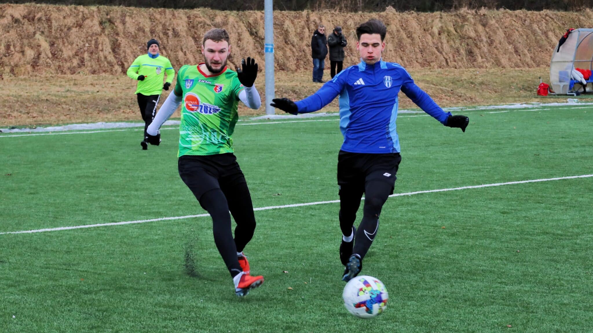 Strzela Kornel Ciupka ze Sprotavii Szprotawa Dwaj mężczyźni grają w piłkę Pograli postrzelali Trzy bramki Lechii i Warty