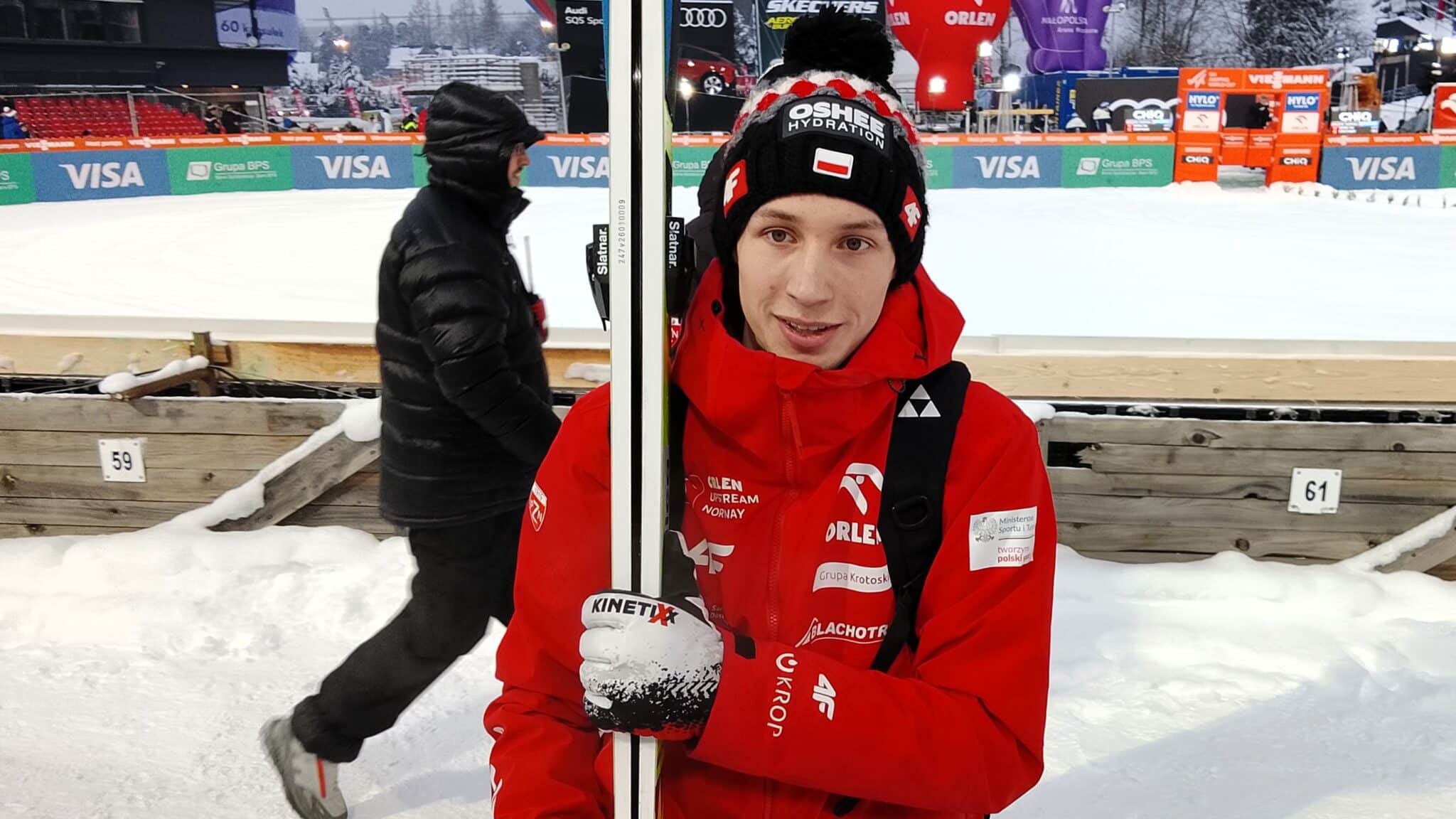 Mężczyzna z nartami  Kacper Tomasiak wicemistrzem olimpijskim