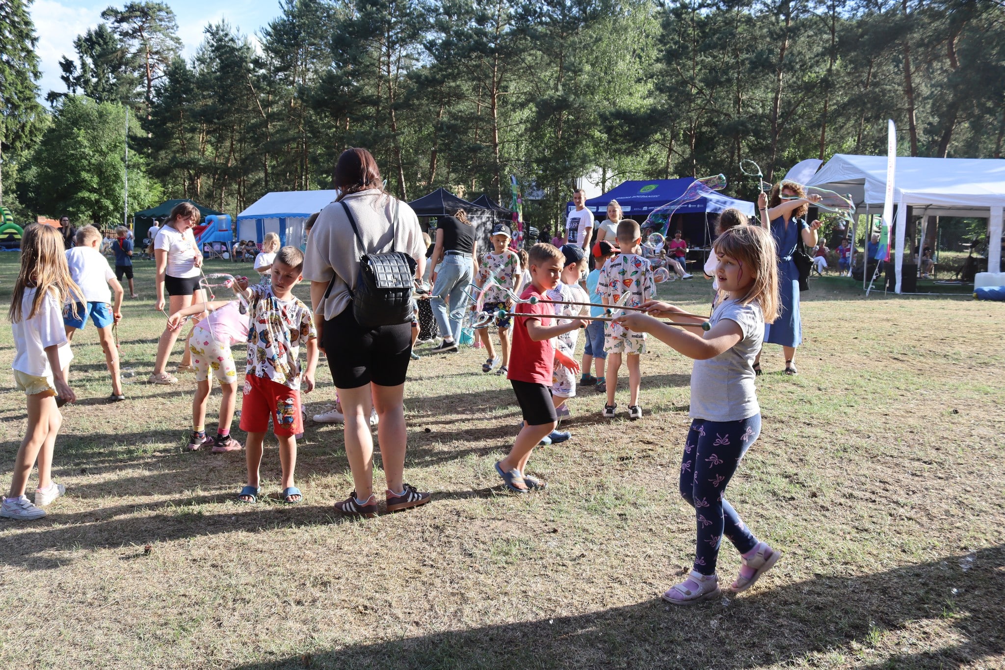 W podgorzowskim Bogdańcu brakuje pokoleniowych miejsc rekreacji Za to zabawy i festyny przyciągają tłumy mieszkańców Zdjęcie z lata 2025 r  Unijny tort na stole Lubuskie przyspiesza z projektami