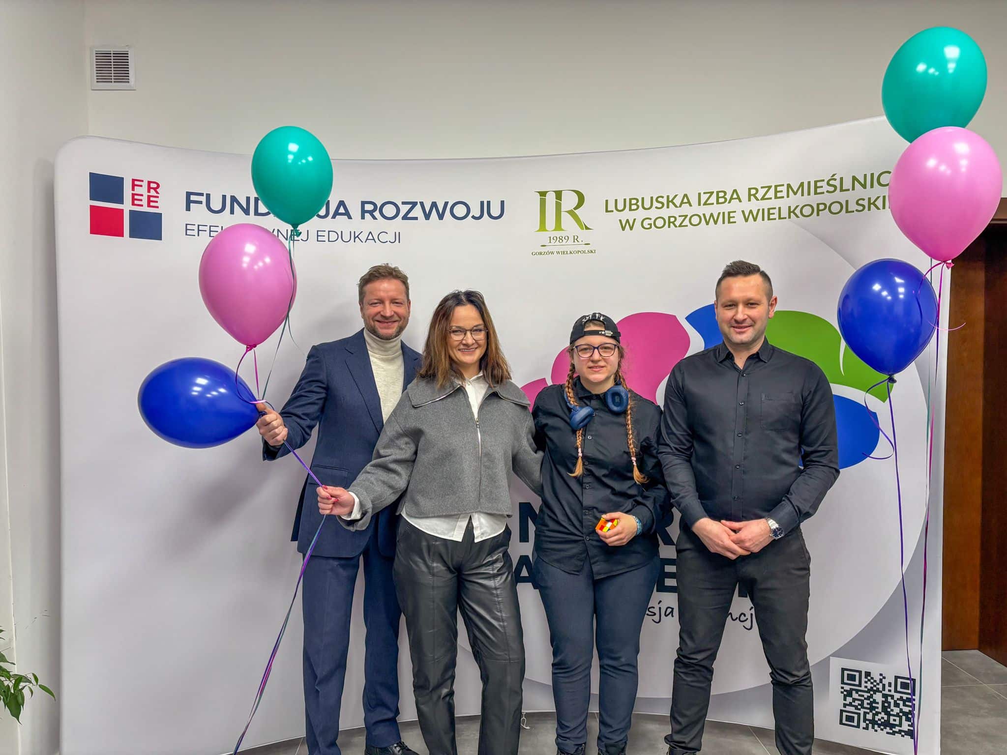 W konferencji prasowej zapowiadającej NeuoDay brali udział Agnieszka Beszczyńska prezes FREE Karol Mazur dyrektor Lubuskiej Izby Rzemieślniczej Julia Woźniak która pracuje w izbie oraz aktor gorzowskiego teatru Artur Nełkowski  Neuroday  o różnych mózgach w pracy i ich potencjale