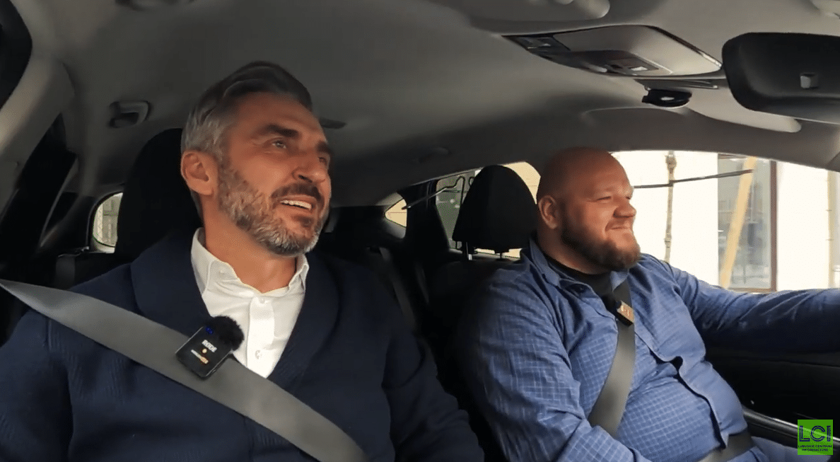 poseł sługocki i redaktor Sujak w aucie  Mikrofon w aucie Poseł Sługocki w ogniu pytań