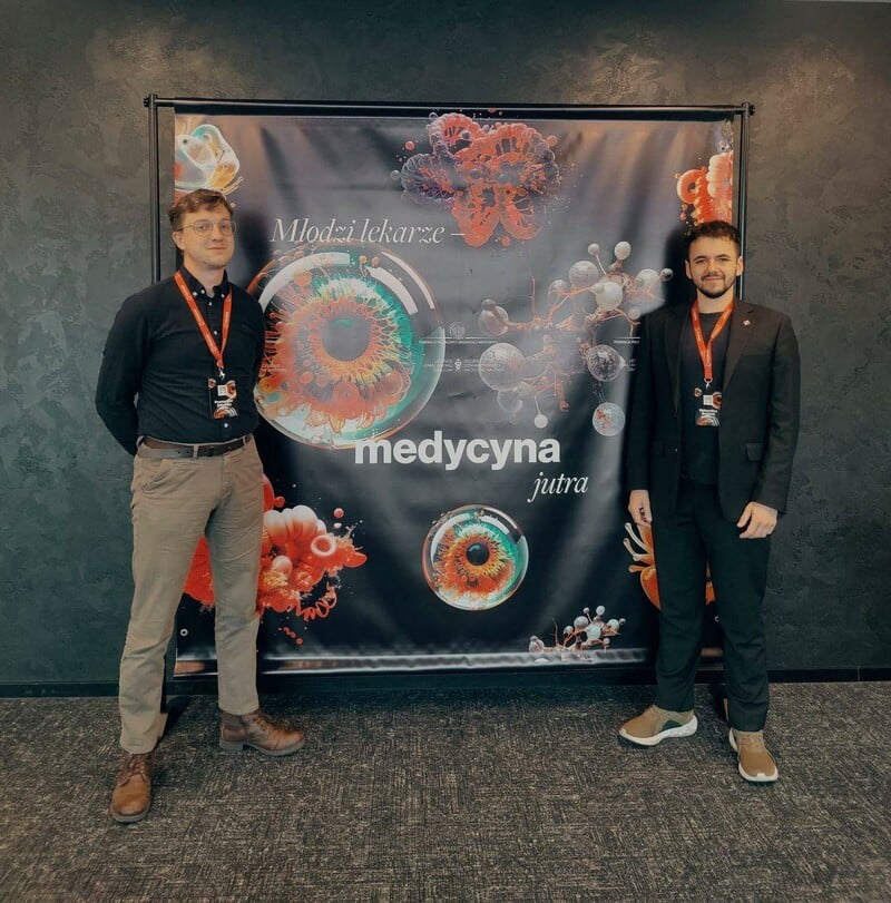 Dr n med Przemysław Zakowicz oraz dr n med inż Maksymilian Brzezicki Źródło archiwum prywatne. Fot. Archiwum prywatne mężczyźni stojący na tle planszy medycyna jutra Sztuczna inteligencja w służbie najmłodszych pacjentów