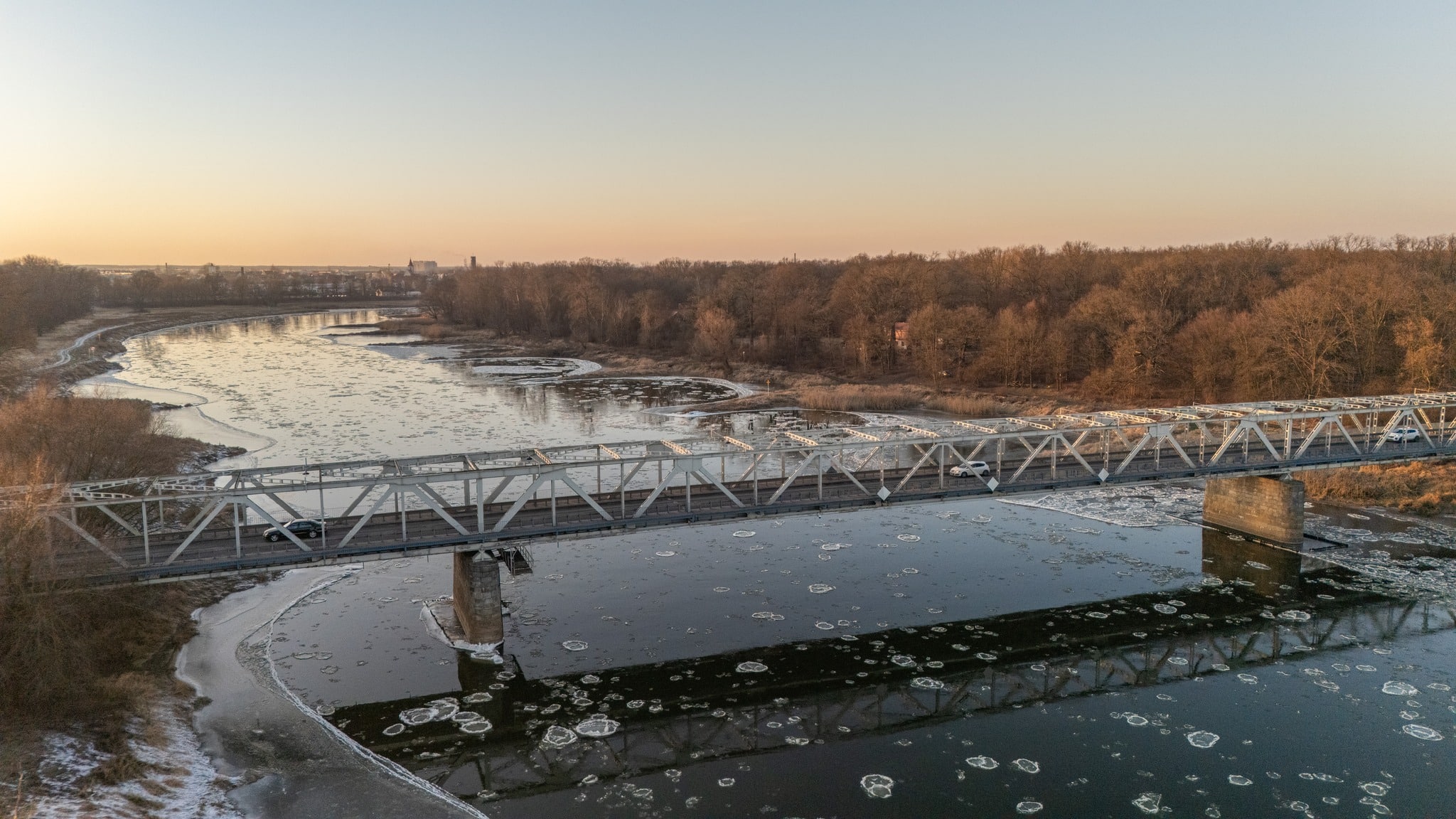 Most który ma zostać zastąpiony nową przeprawą swe początki ma jeszcze w czasach przedwojennych a obecna konstrukcja pochodzi z lat 50 XX wieku  Nowy most wielkie pieniądze kluczowa decyzja