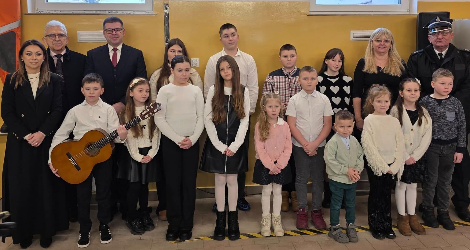 grupa ludzi  W Trzebowie się cieszą mają nową remizę