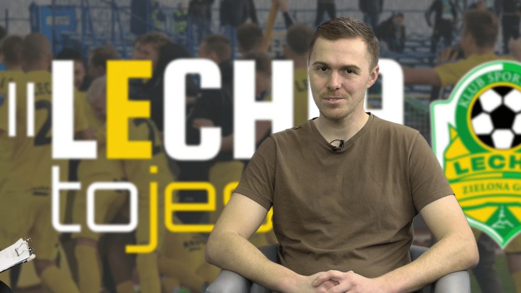 Sebastian Mordal siedzący w studiu LCI