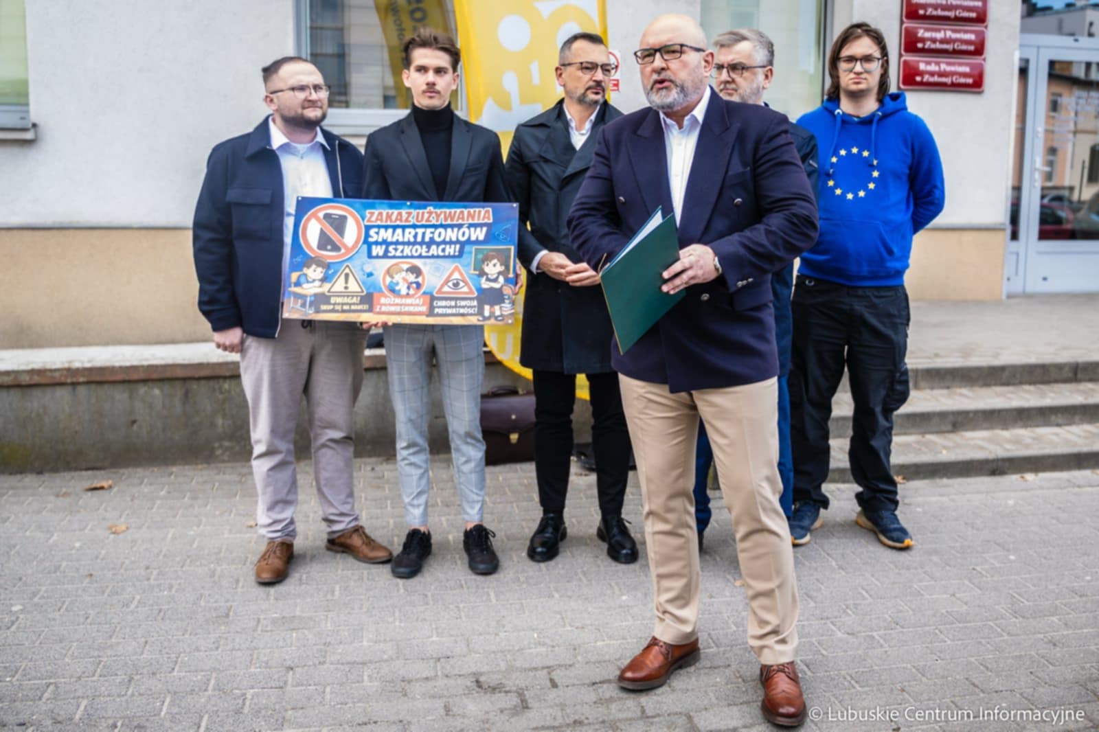 Smartfony w szkołach Polska 2050 proponuje ograniczenia  Smartfony w szkołach Polska 2050 proponuje zmiany