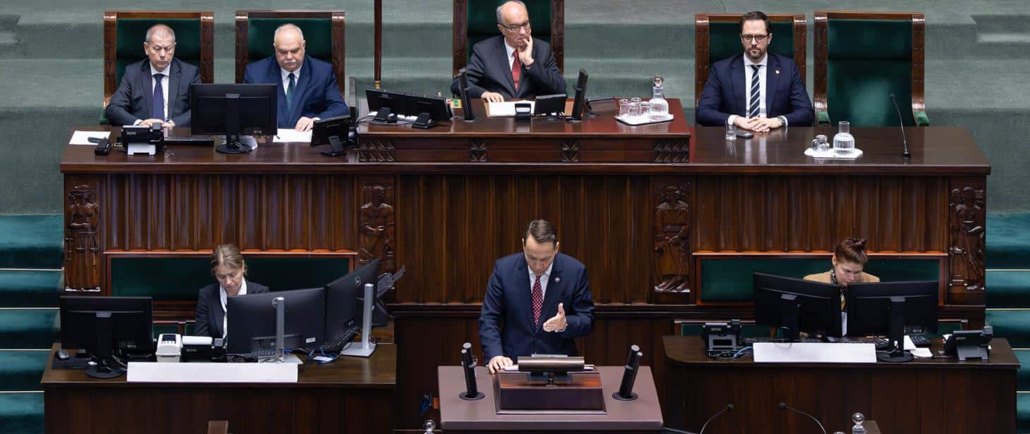 Zdjęcie ministra przy mównicy  Brodzik o relacjach z Niemcami po exposé Sikorskiego WIDEO