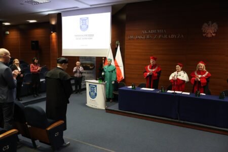 Uroczyste „Gaudeamus igitur”, podniosłe słowa ślubowania i poczucie, że uczelnia właśnie zapisuje ważny rozdział swojej historii – 17 marca w Akademii im. Jakuba z Paradyża odbyła się promocja doktorska dra inż. Piotra Puzia.