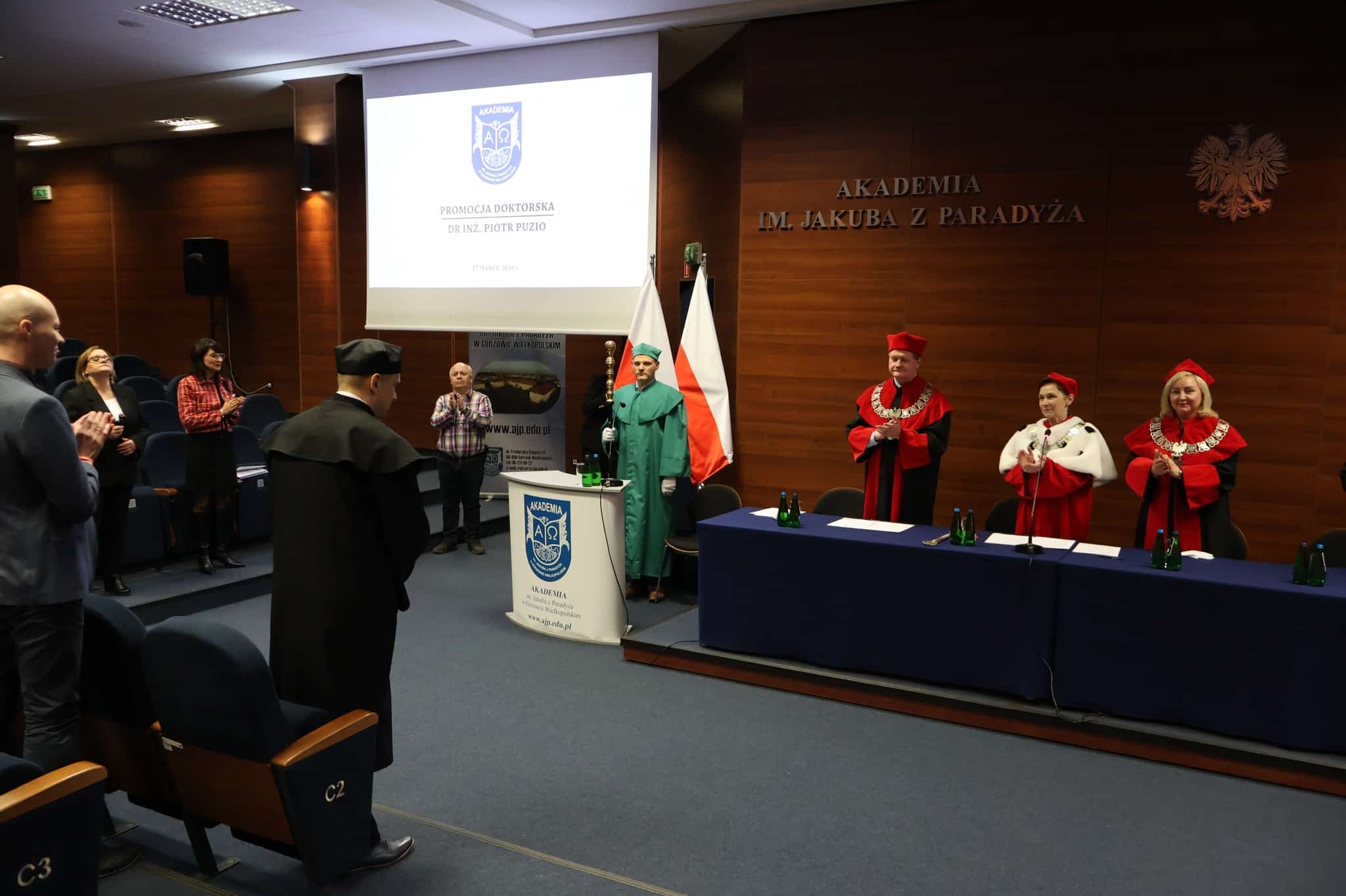 Uroczyste „Gaudeamus igitur”, podniosłe słowa ślubowania i poczucie, że uczelnia właśnie zapisuje ważny rozdział swojej historii – 17 marca w Akademii im. Jakuba z Paradyża odbyła się promocja doktorska dra inż. Piotra Puzia.