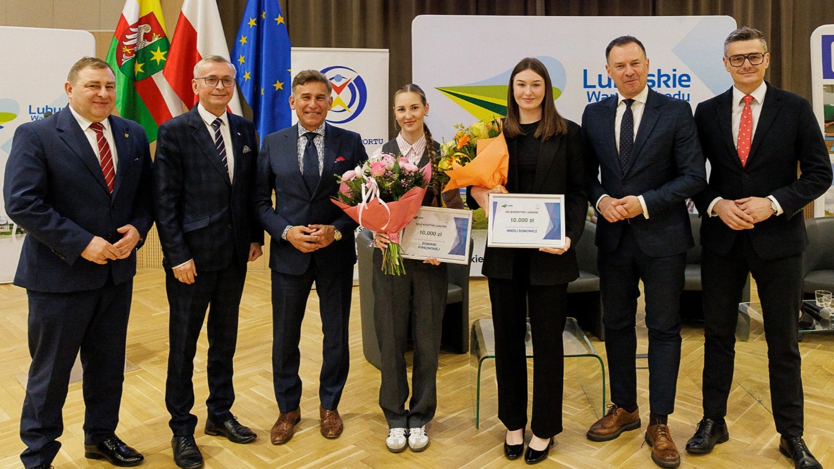 Siedem uśmiechniętych osób w garniturach  Polska chce igrzysk Lubuskie też