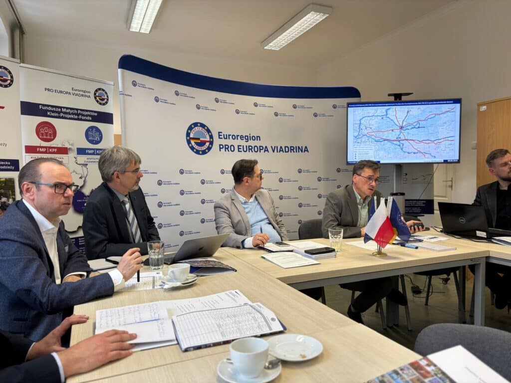 Samorządowcy z Polski i Niemiec ponownie zasiadają do wspólnego stołu, by rozmawiać o przyszłości jednego z najważniejszych transgranicznych połączeń kolejowych. Samorządowcy z Polski i Niemiec ponownie zasiadają do wspólnego stołu by rozmawiać o przyszłości jednego z najważniejszych transgranicznych połączeń kolejowych Linia która łączy we wspólnej walce