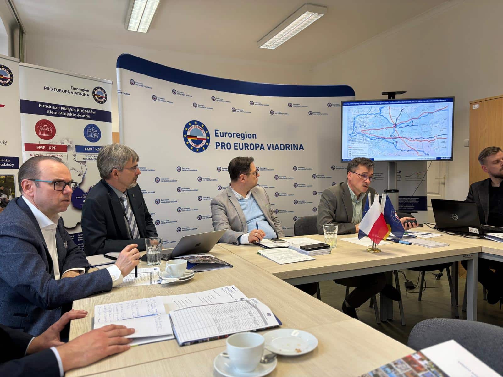 Samorządowcy z Polski i Niemiec ponownie zasiadają do wspólnego stołu by rozmawiać o przyszłości jednego z najważniejszych transgranicznych połączeń kolejowych  Linia która łączy we wspólnej walce