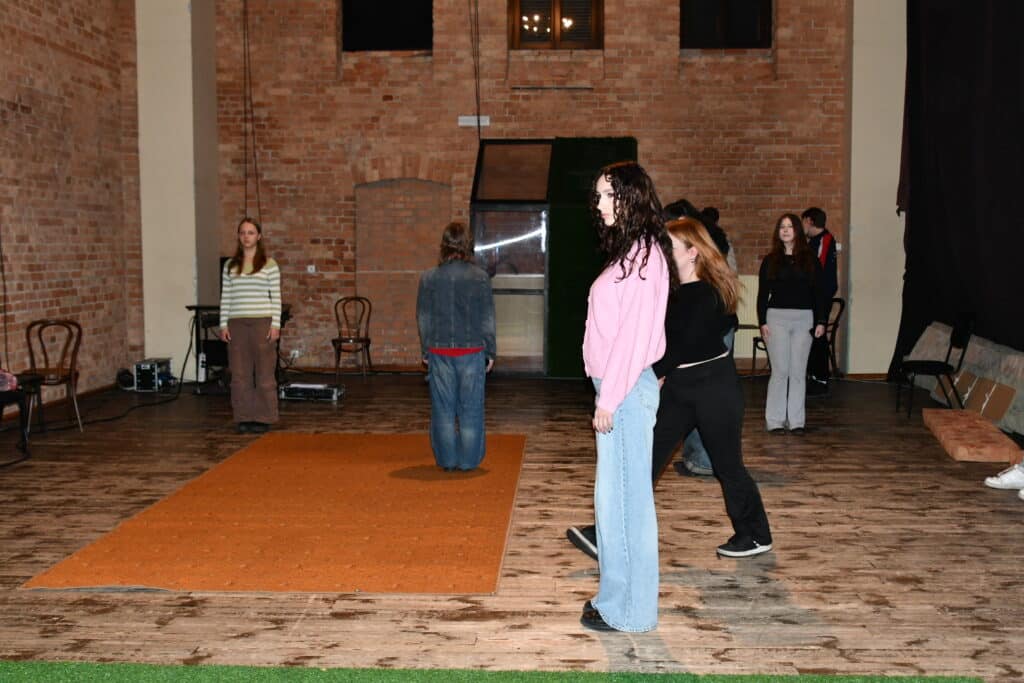 Podczas zajęć teatralnych młodzi ćwiczą ruch sceniczny, oddech, wymowę.