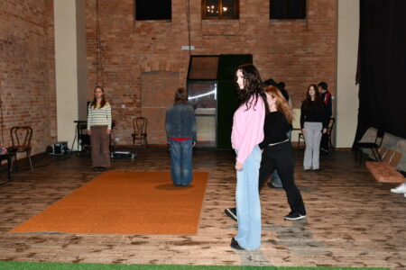 Podczas zajęć teatralnych młodzi ćwiczą ruch sceniczny oddech wymowę  Młodzi wyrażają siebie poprzez scenę