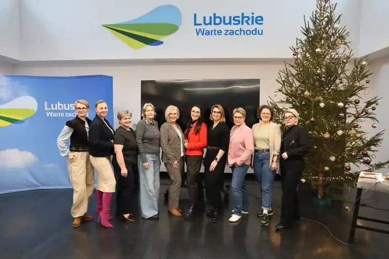 Czlonkinie Rady Kobiet Wjewództwa Lubuskiego szkolą się z sieciowania i ruszyły w teren, by poznać potrzeby Lubuszanek. Fot. LCI Rada Kobiet Województwa Lubuskiego na jednym ze szkoleń dotyczących współpracy i sieciowania potencjałów Biuro Zamiejscowe UMWL w Gorzowie Wlkp Kobiety są dla siebie pierwszym wsparciem