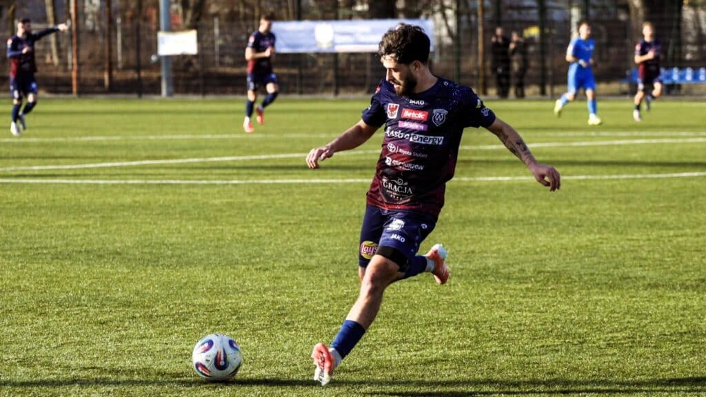 Mężczyzna grający w piłkę