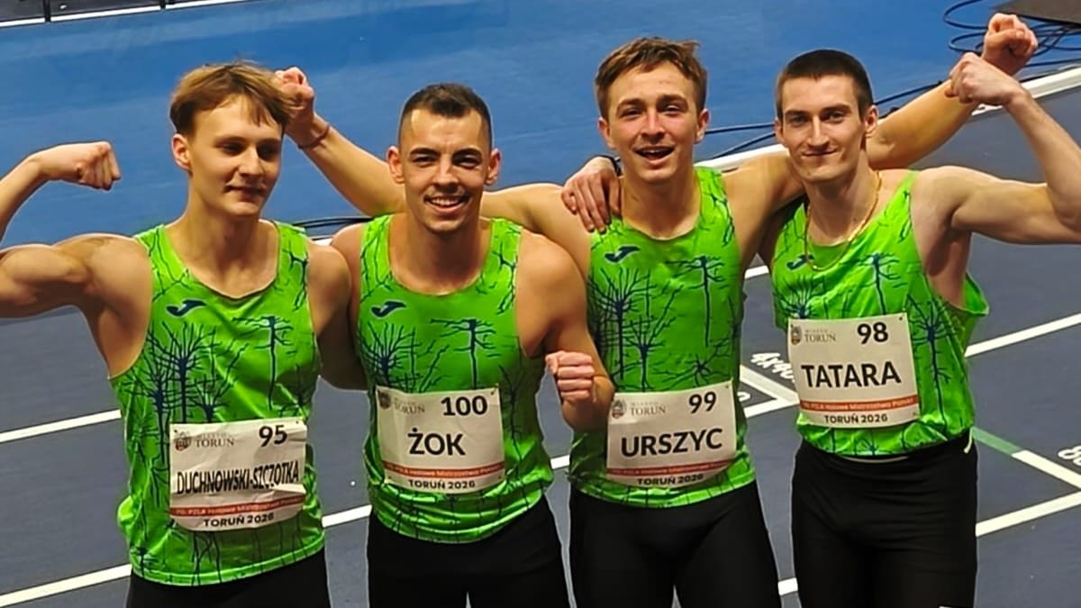 Sztafeta 4x200 m Lumelu Zielona Góra Czterej mężczyźni w sportowych strojach Dwie srebrne sztafety i brązowa Nikola Horowska