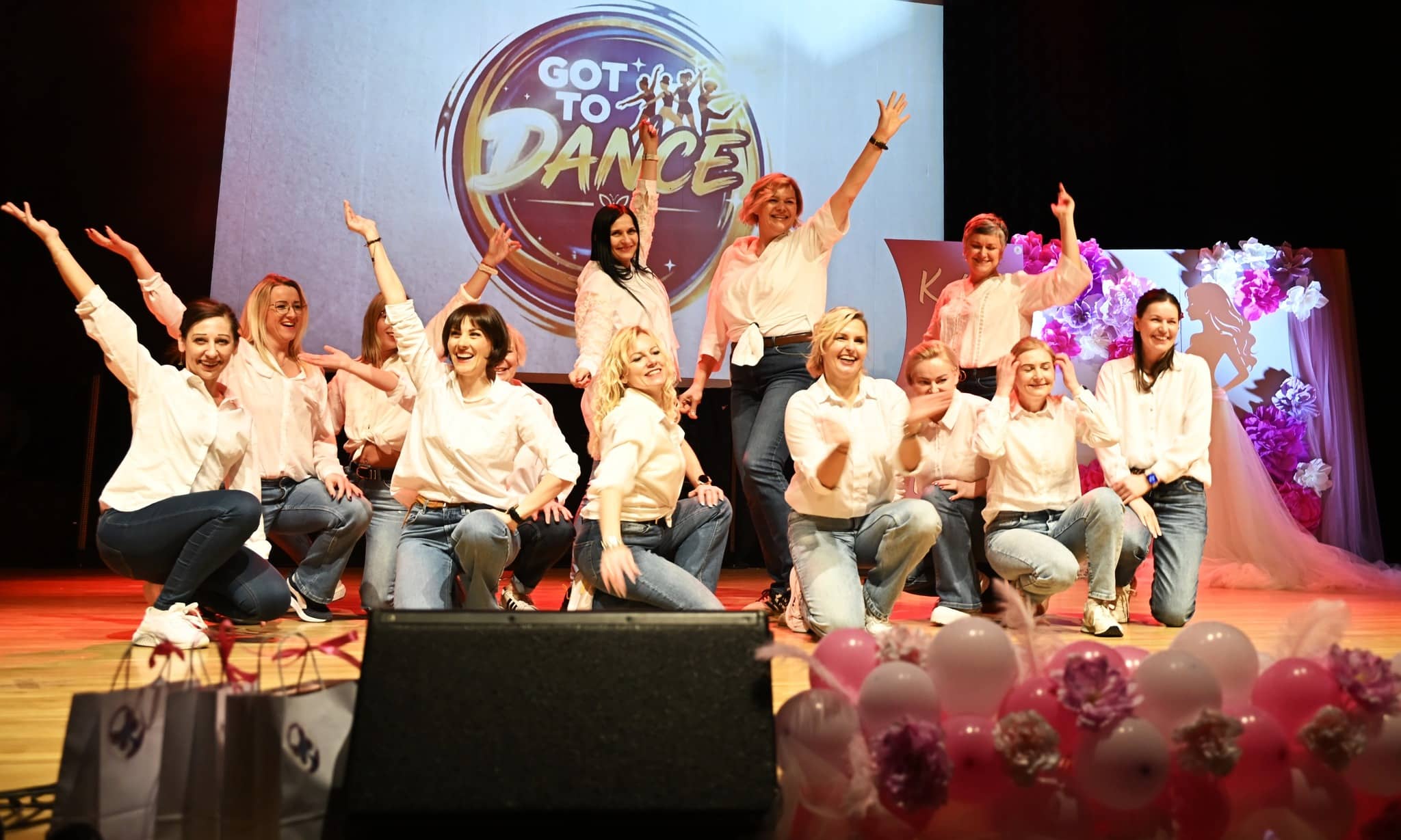 Na scenie GOK w Przytocznej energicznie zaprezentowały się mieszkanki gminy pod okiem Joanny Wrony  Pasja jest kobietą Wyjątkowe święto w Przytocznej