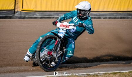 Żużlowiec jadący na wirażu