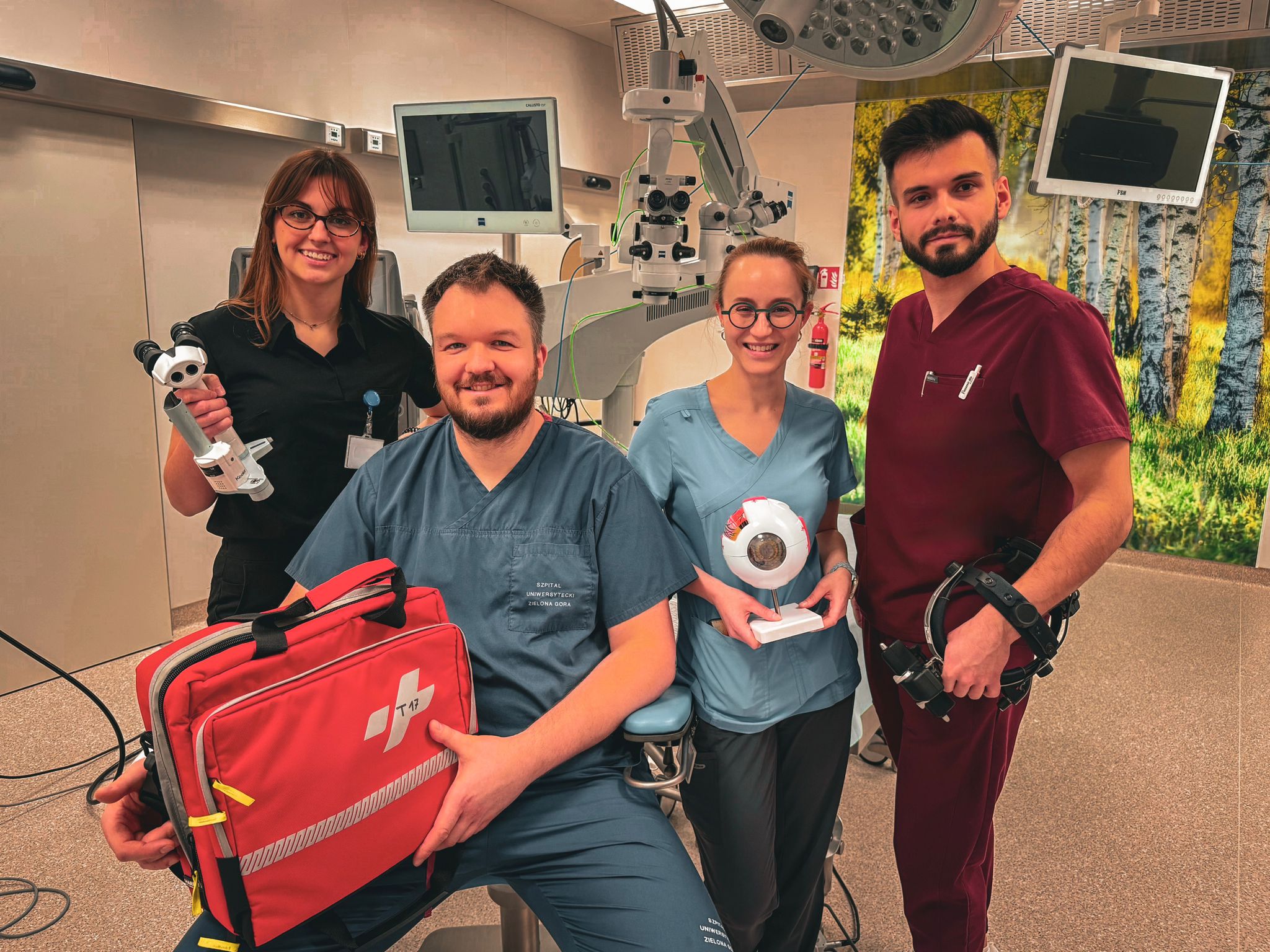 Na zdjęciu: od lewej: lek. Kalina Kreft, mgr piel. Marcin Babulewicz (koordynator), lek. Sara Łodyga, lek. Oskar Pasek Fot. szpital.zgora.pl Na zdjęciu od lewej lek Kalina Kreft mgr piel Marcin Babulewicz koordynator lek Sara Łodyga lek Oskar Pasek Fot szpitalzgorapl Historyczna operacja Pobrali rogówkę od zmarłego pacjenta WIDEO