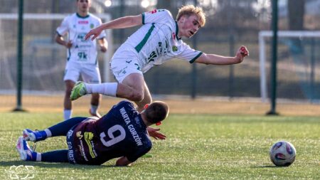 Mężczyźni grający w piłkę  Derby dla Lechii Siedem bramek Polonii Świtała uratował Zorzę