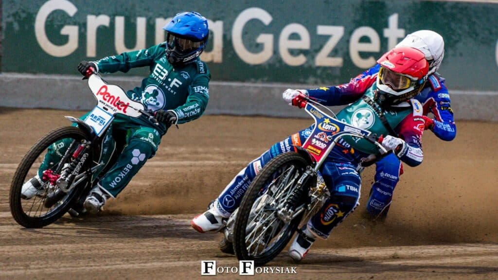 Ścigający się żużlowcy