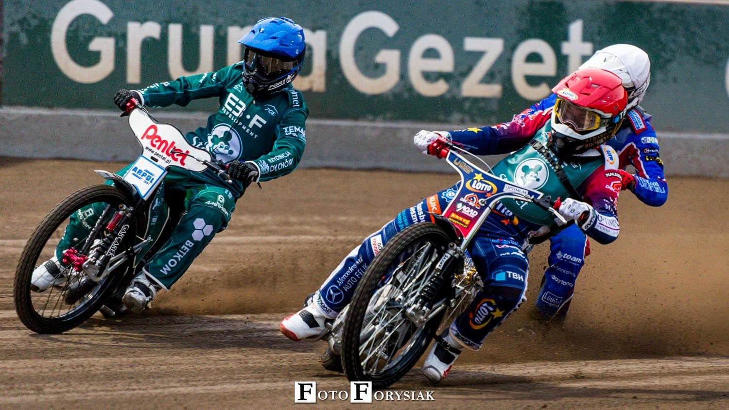 Ścigający się żużlowcy  Pierwszy sparing Falubazu Mistrz pokonany ale