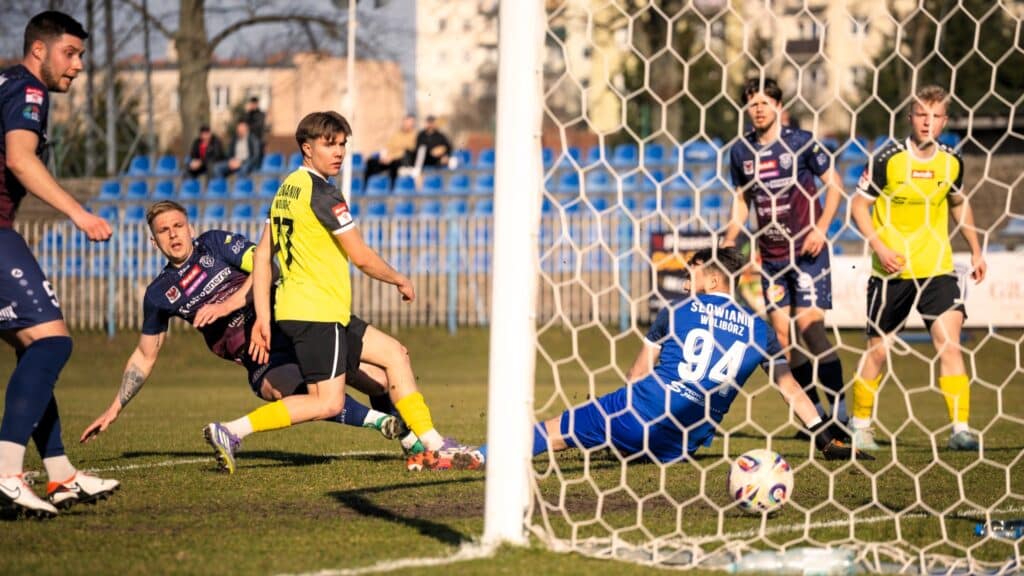 Mężczyźni grający w piłkę