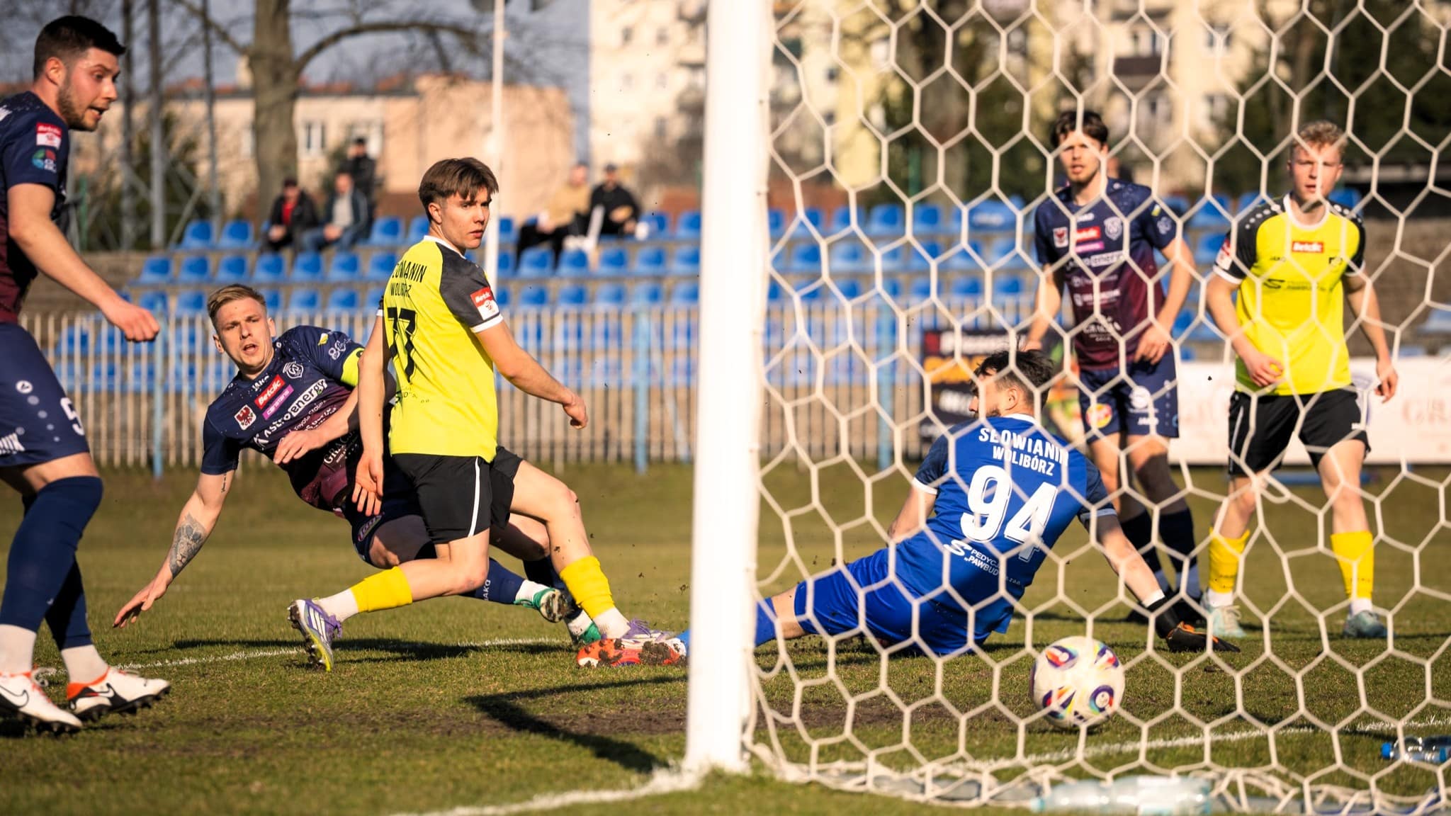 Warta Gorzów Mężczyźni grający w piłkę Piłkarski weekend Warta gra u siebie Ciekawie w IV lidze