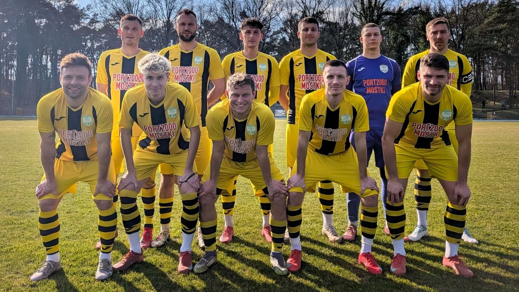 Jedenastu mężczyzn w sportowych strojach  Zwycięstwo Warty porażki Lechii i Cariny Niespodzianka w Żaganiu