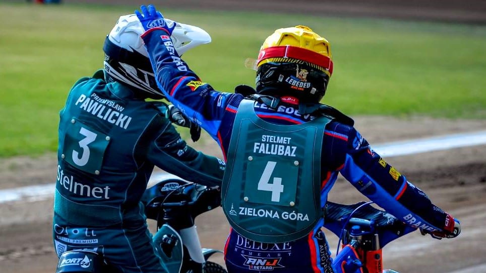 Stelmet Falubaz Zielona Góra Dwie osoby na motocyklach Falubaz znów górą w starciu z mistrzem