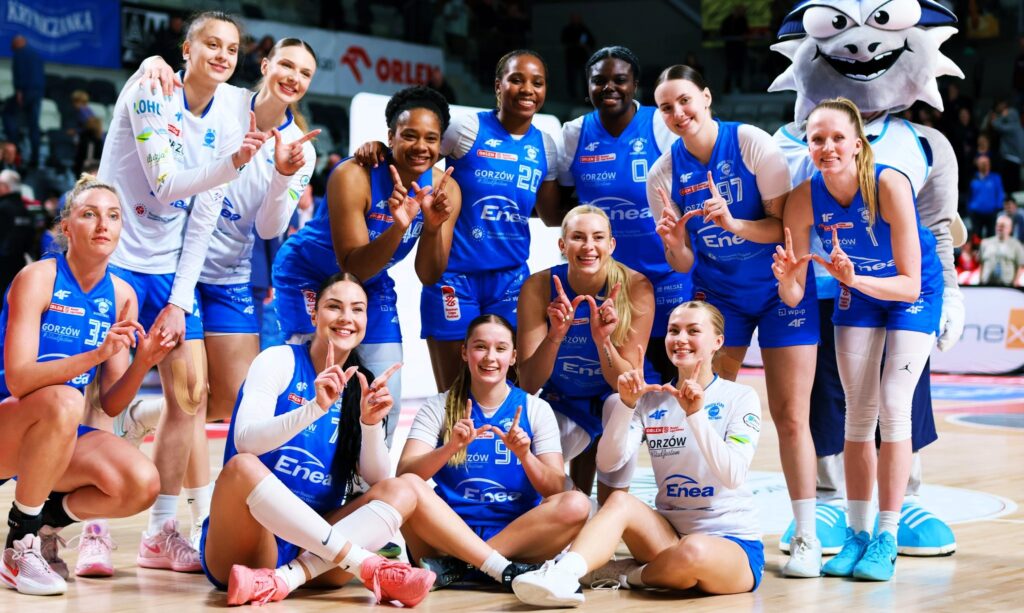 Dwanaście uśmiechniętych kobiet w sportowych strojach