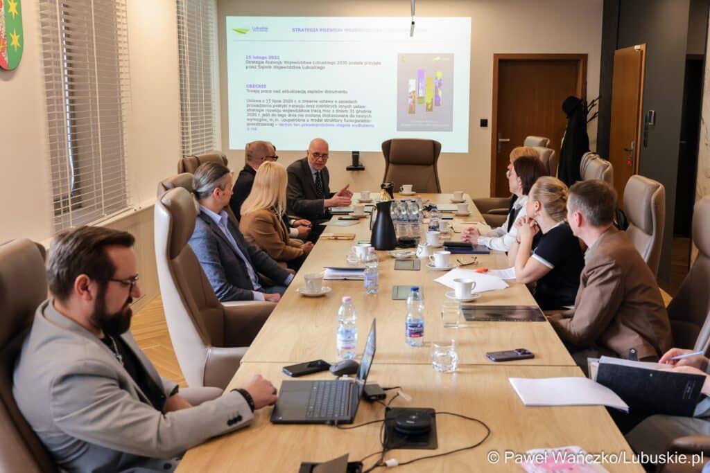 Spotkanie w sprawie Klastra Zielonej Transformacji Fot. lubuskie.pl Spotkanie w sprawie Klastra Zielonej Transformacji Fot lubuskiepl Zielone Lubuskie To wymaga czasu