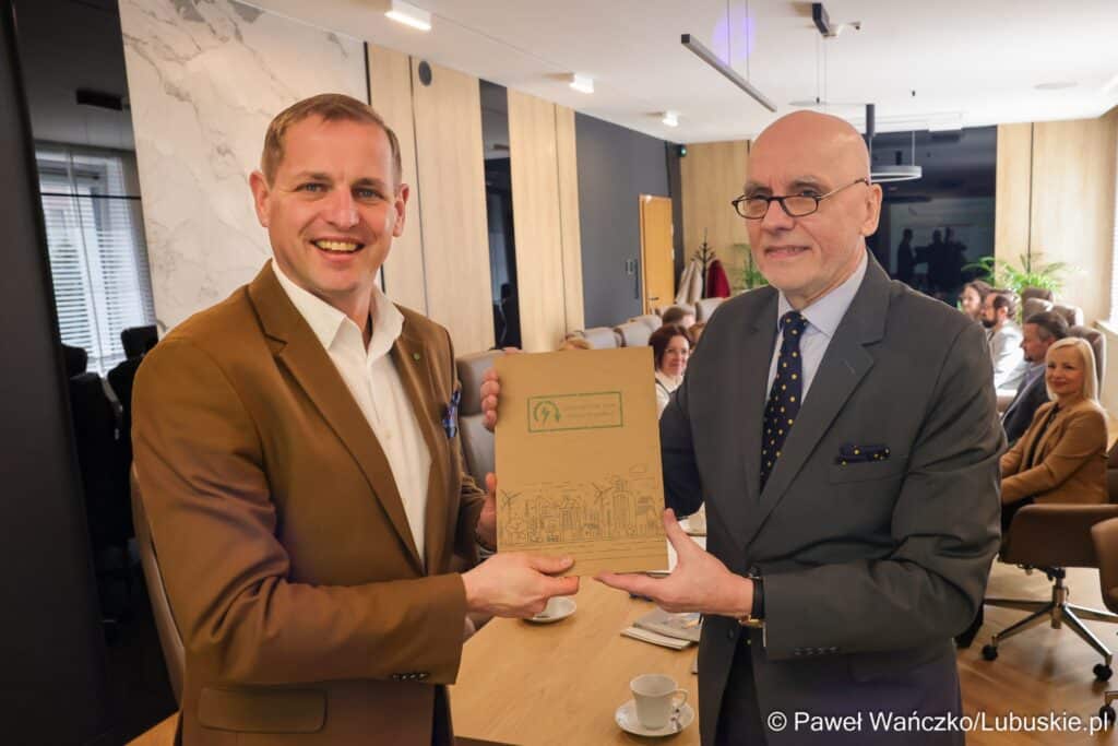 Podczas spotkania Przemysław Karlik wręczył Łukaszowi Poryckiemu list z podziękowaniami za udział w inauguracji Klastra Fot lubuskiepl
