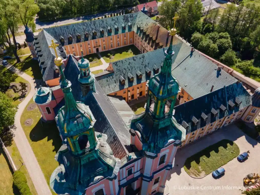 Region obfituje we wspaniałe zabytki Opactwo w Gościkowie Paradyżu