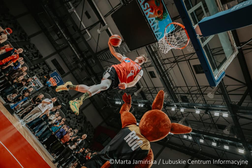 Rafał „Lipek” Lipiński, Pięciokrotny mistrz świata w ramach cyklu FIBA podczas II NBA Gorzów w 2025 roku wykonuje wsad do kosza w Arenie Gorzów. W tle widać kibiców.