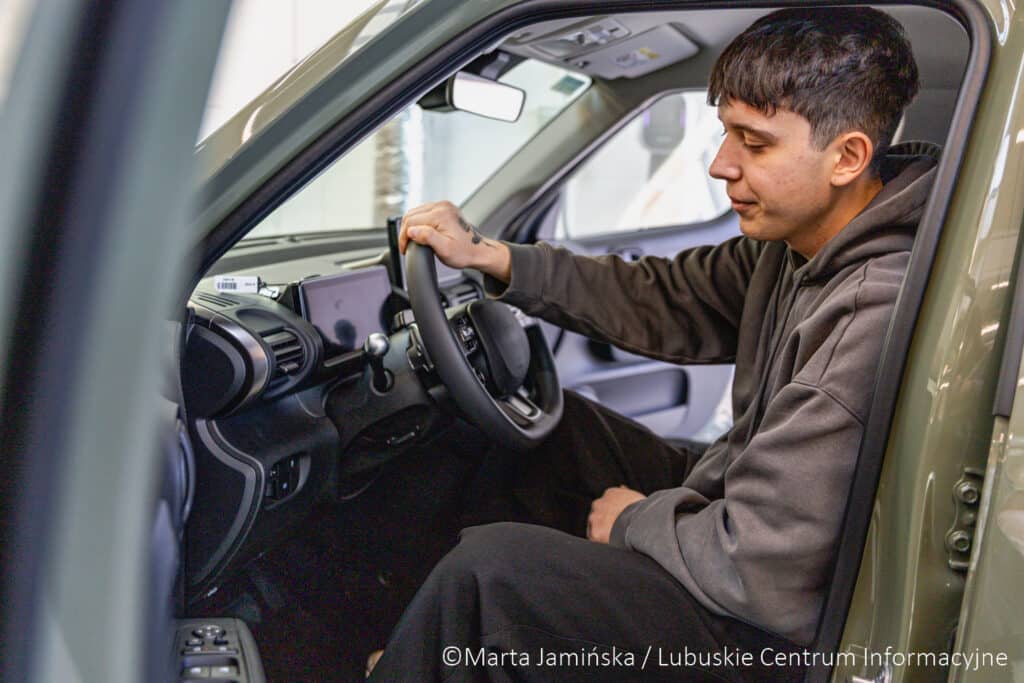 Na nowych hybrydach w CEZiB uczy się między innymi Fabian Toboła. Te nowe technologie są w większości salonów motoryzacyjnych, a tam właśnie chce pracować.