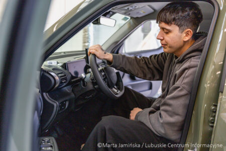 Na nowych hybrydach w CEZiB uczy się między innymi Fabian Toboła. Te nowe technologie są w większości salonów motoryzacyjnych, a tam właśnie chce pracować.