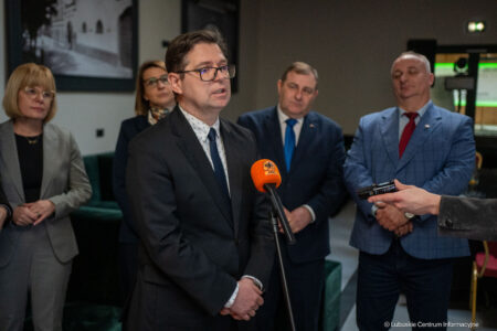 ludzie zebrani podczas konferencji