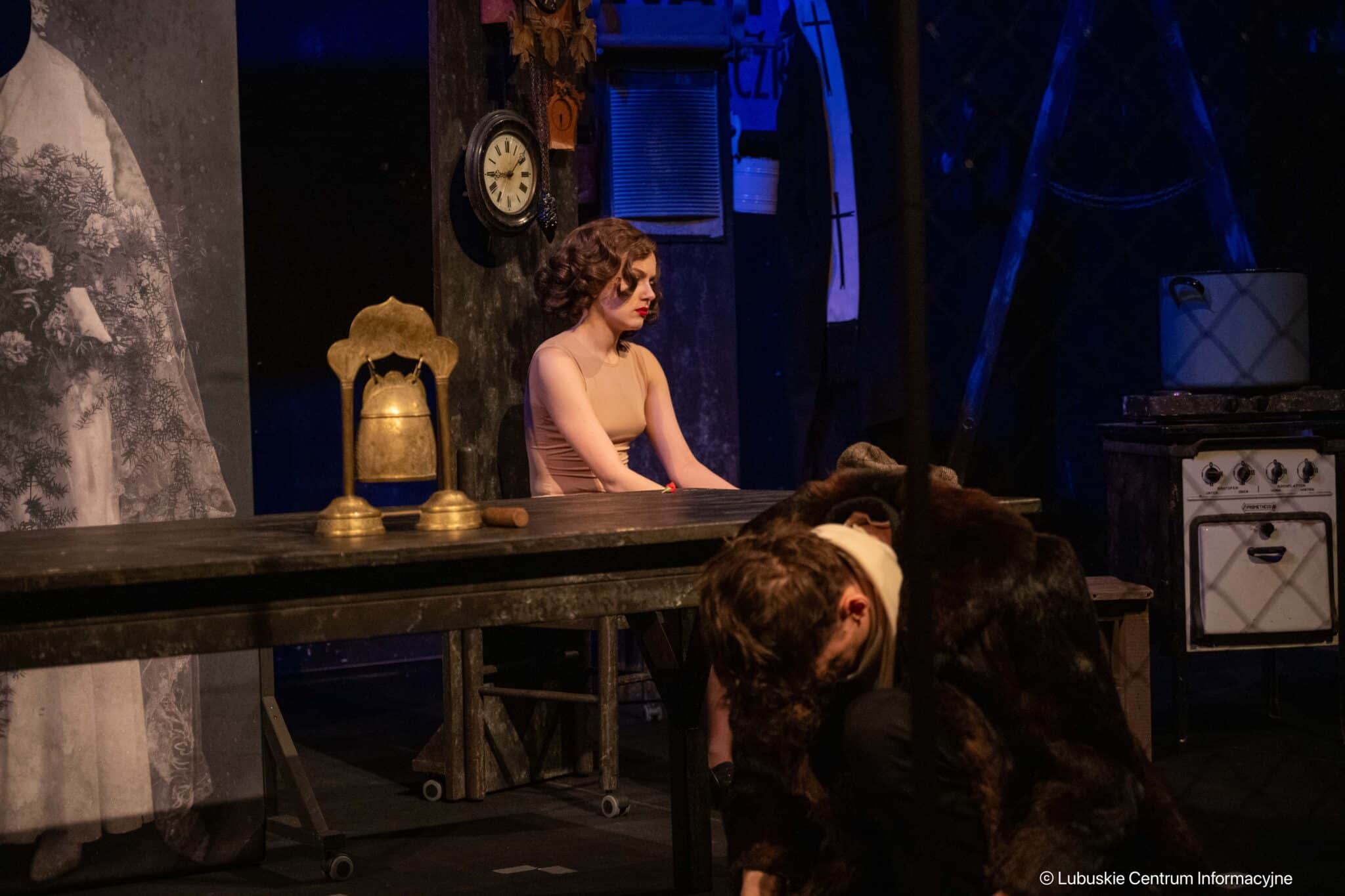 Zdjęcie ze spektaklu "Szczęśliwy, kto poznał Hrdlaka"