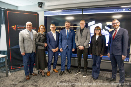 4 marca w Gorzowskim Ośrodku Technologicznym odbyło się spotkanie poświęcone współpracy i planom rozwoju ośrodka. Wzięli w nim udział wicemarszałek województwa lubuskiego Hubert Harasimowicz, poseł Waldemar Sługocki, prezes Lubuskiego Centrum Cyfryzacji Marcin Gucia, radny województwa lubuskiego Tomasz Gierczak oraz dyrektorka biura zamiejscowego Urzędu Marszałkowskiego w Gorzowie Natalia Burdz.