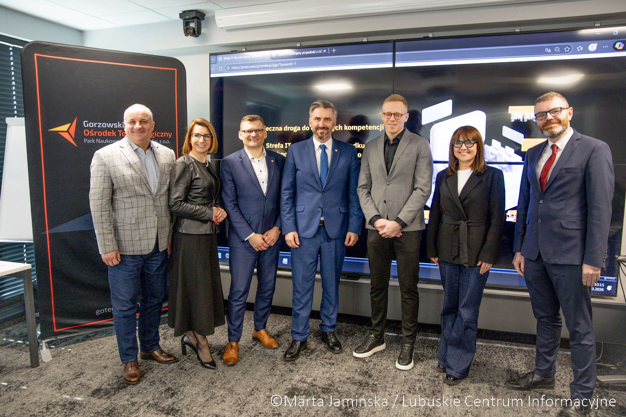 Dla wielu przedsiębiorców Gorzowski Ośrodek Technologiczny to nie tylko biura czy przestrzeń do pracy, ale przede wszystkim realne wsparcie w prowadzeniu działalności. 4 marca w Gorzowskim Ośrodku Technologicznym odbyło się spotkanie poświęcone współpracy i planom rozwoju ośrodka Wzięli w nim udział wicemarszałek województwa lubuskiego Hubert Harasimowicz poseł Waldemar Sługocki prezes Lubuskiego Centrum Cyfryzacji Marcin Gucia radny województwa lubuskiego Tomasz Gierczak oraz dyrektorka biura zamiejscowego Urzędu Marszałkowskiego w Gorzowie Natalia Burdz GOT owi na rozwój innowacji