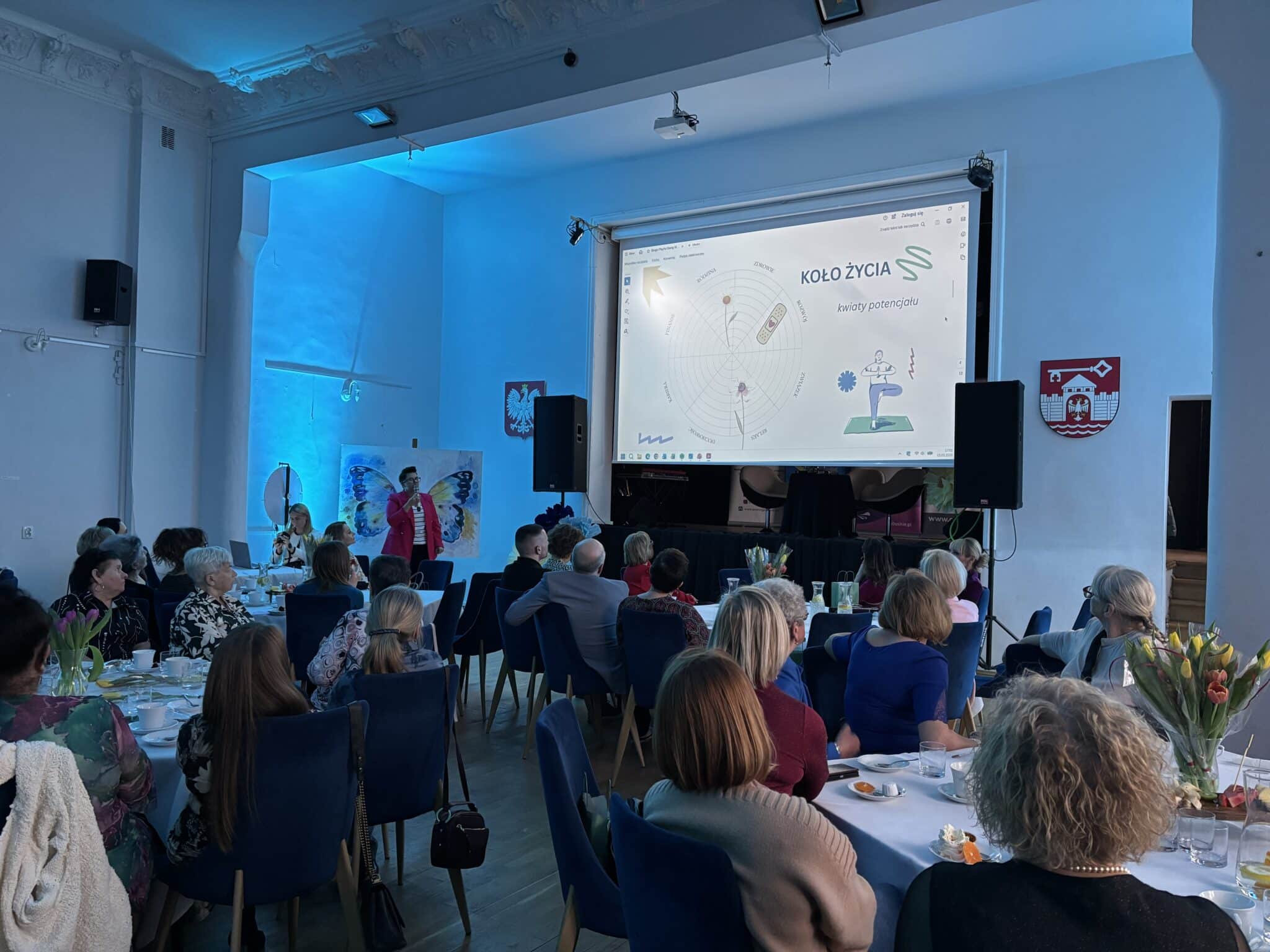 Podczas wydarzenia uczestniczki wysłuchały ciekawych prelekcji i paneli dyskusyjnych o tym co warto odpuścić a czego nie Na zdjęciu Monika Kaczmarczyk  Kobieto daj sobie spokój ale nie z marzeniami