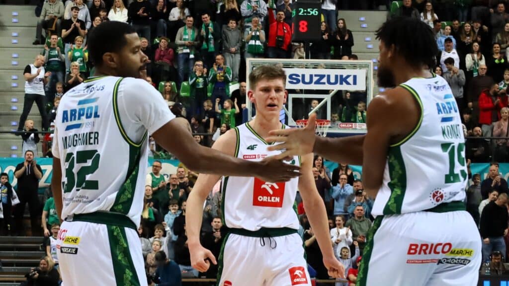 Trzej mężczyźni w sportowych strojach